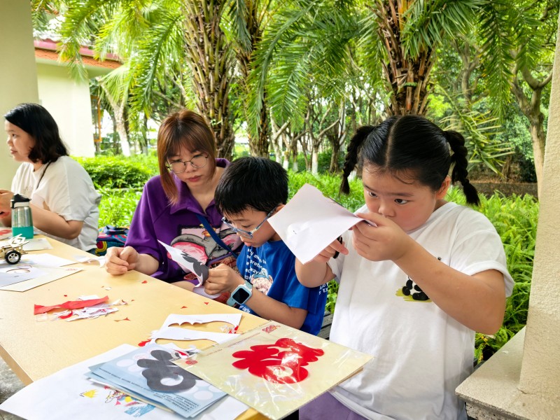 2025南海区“世界读书日”主题活动暨全民阅读嘉年华活动，读者体验非遗剪纸.jpg